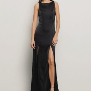 Vestido de cetim sem costas com corrente