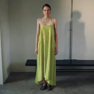 Vestido acetinado com bordado